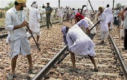 Indian tribal clashes kill dozens  